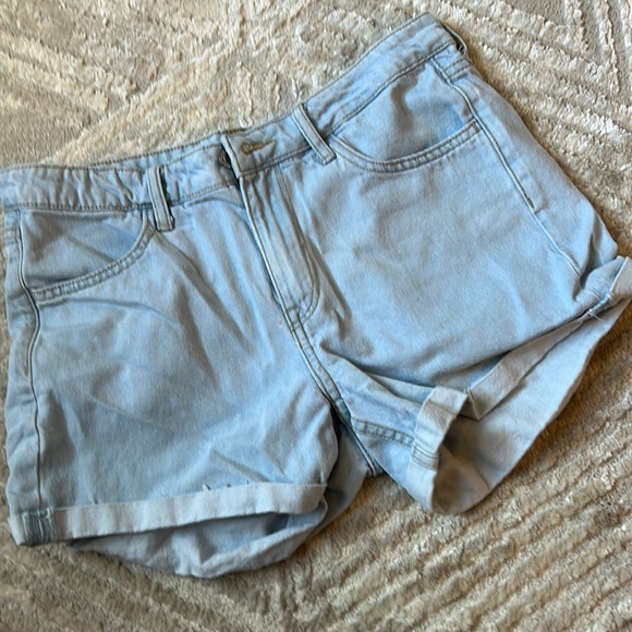 H&M light wash denim shorts size 4 beach casual carnival fair short shorts - Picture 1 of 3